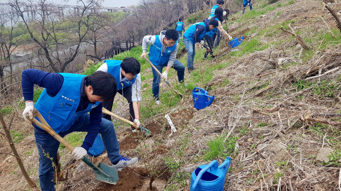 서울산업진흥원 측은 지난 13일 서울 마포구 상암동 노을공원에서 기관 20주년 식목행사 '서울의 공기를 부탁해'를 진행했다고 밝혔다. (사진=서울산업진흥원 제공)