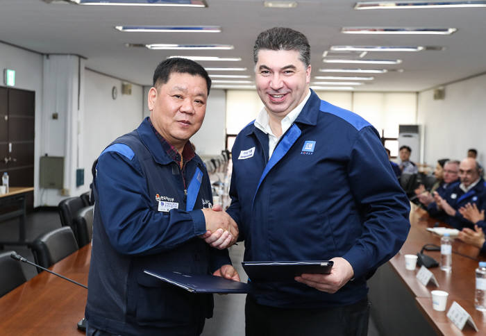 지난 26일 오후 한국지엠 부평 본사에서 열린 '2018년 한국지엠 임단협조인식'에서 카허 카젬 한지엠 사장(사진오른쪽)과 임한택 전국금속노동조합 한국GM 지부장(사진 왼쪽)이 악수를 하고 있다. (제공=한국지엠)