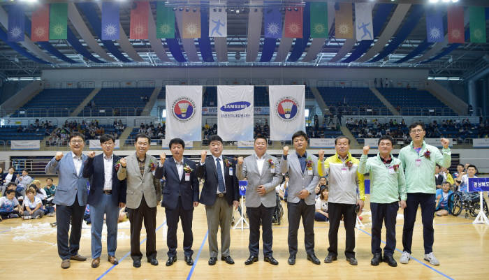 삼성전기와 장애인 배트민턴협회 관계자 등이 개막식에서 기념 촬영을 하고 있다.