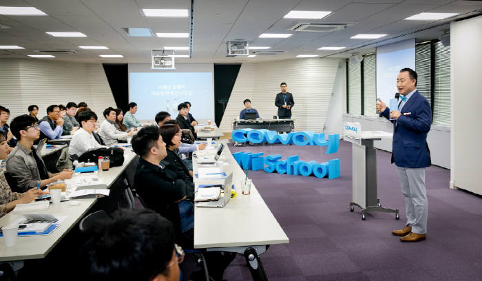 이해선 코웨이 대표(맨 오른쪽)가 코웨이 위스쿨 참가자들에게 환영 인사를 전하고 있다.