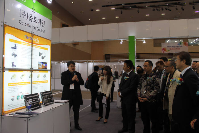 이재형 한국광산업진흥회장(맨 오른쪽)이 5일 김대중컨벤션센터에 열린 '2017 광주 광산업 유망기술 로드쇼 및 바이어 초청 수출상담회' 행사장을 둘러보고 있다.