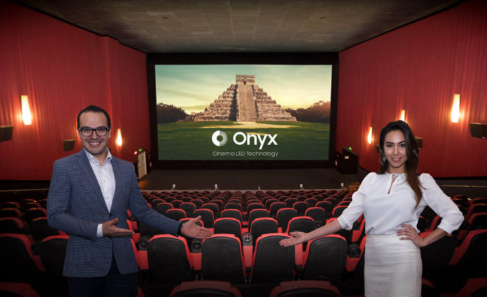 멕시코시티 시네멕스(Cinemex) 극장에서 삼성전자 현지 직원들이 삼성 '오닉스' 브랜드를 설명하고 있다.