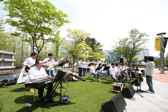 2018 넥슨개발자콘퍼런스 기간 중 넥슨 사옥 앞에서 넥슨의 재즈빅밴드 더놀자밴드가 거리공연을 펼치고 있다.