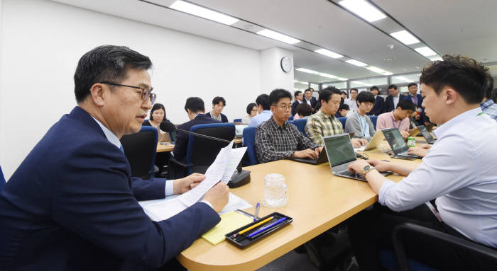 김동연 경제부총리 겸 기획재정부 장관(맨 왼쪽)이 기자간담회에서 발언하고 있다.