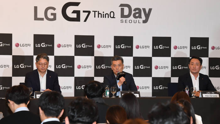 황정환 LG 부사장, 인공지능 탑재한 'G7씽큐'소개