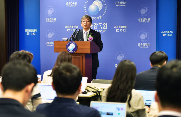 윤석헌 금감원장이 취임식 후 기자실에서 취재진의 질문에 답하고 있다. 이동근기자 foto@etnews.com