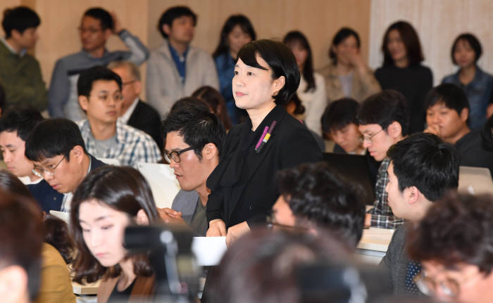 굳은 표정의 한성숙 네이버 대표, '뉴스편집 하지 않는다'