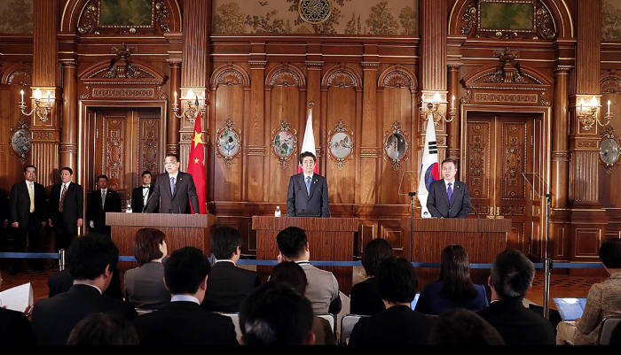 한일중 정상이 9일 일본 도쿄 내각부 영빈관에서 열린 한·중·일 정상회의 이후 언론 공동발표를 하고 있다<사진:청와대>