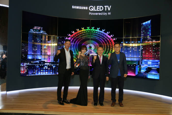 삼성전자가 9일 베트남 호치민에서 '2018 삼성 QLED TV 런칭 이벤트'를 열고 QLED TV를 포함한 2018년 신제품을 대거 선보였다. 행사장에서 베트남 현지 연예인들과 박항서 베트남 축구 국가대표팀 감독(오른쪽에서 2번째), 김철기 삼성전자 베트남 법인장 상무(오른쪽 끝)가 기념촬영 하고 있다.