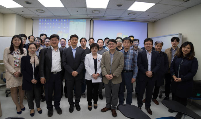 지난달 26일 서울대학교병원에 가진 대한의료인공지능연구회 모임에서 참석자가 기념촬영했다.