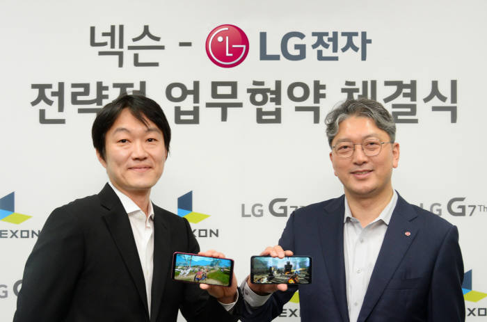 이상규 LG전자 한국모바일그룹장(오른쪽)과 이정헌 넥슨 이정헌 대표가 G7 씽큐 스마트폰을 소개하고 있다.