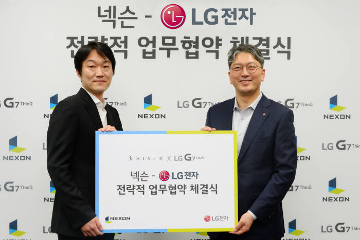 이상규 LG전자 한국모바일그룹장(오른쪽)과 이정헌 넥슨 이정헌 대표가 업무협약을 체결했다.