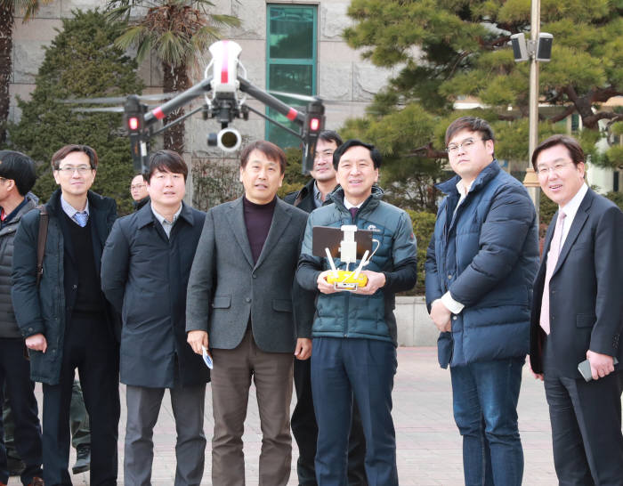 울산 드론체험장에서 김기현 울산시장(오른쪽 세번째)과 울산드론협회 관계자들이 산업용 드론을 시험 조종하고 있다.