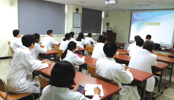 가톨릭대 의생명산업연구원 교수가 의정부성모병원을 방문, 연구지원 프로그램을 교육하고 있다.