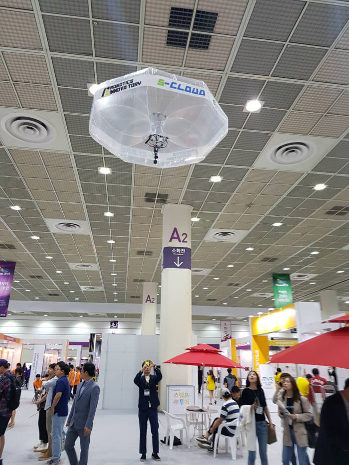 성균관대 지능형ICT융합연구센터 관계자가 드론에 헬륨 풍선을 장착한 S-CLOUD 를 날리고 있다.