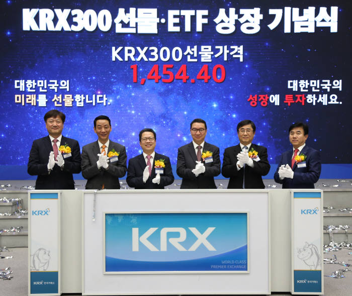 한국거래소는 26일 서울사옥 홍보관에서 KRX300 선물. ETF 상장기념식을 개최했다. 기념식에 참석한 자본시장 관계자들이 상장신호식 버튼을 누르고 박수치고 있다. 사진 왼쪽부터 신요환 신영증권 대표이사, 권용원 금융투자협회장, 정지원 한국거래소 이사장, 김학수 증선위 상임위원, 길재욱 한국거래소 코스닥위원회위원장, 전영묵 삼성자산운용 대표이사