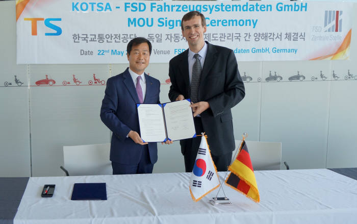 권병윤 한국교통안전공단 이사장이 22일(현지시간) 독일 자동차검사제도관리국(FSD) 죌그 다이트리치 CFO(최고재무책임자)와 업무협약(MOU)을 체결한 후 기념 촬영을 하고 있다. (제공=한국교통안전공단)