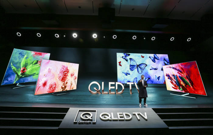 양정웅 연출가가 대형 스포츠 이벤트나 메가쇼를 생생하게 볼 수 있는 'QLED TV' 장점을 설명하고 있다.