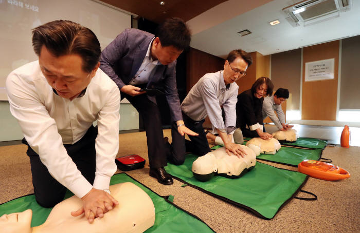 (왼쪽부터)이주희 부사장, 이갑수 이마트 대표(사장), 백수정 상무, 김홍극 부사장이 심폐소생술 교육을 받고 있다.