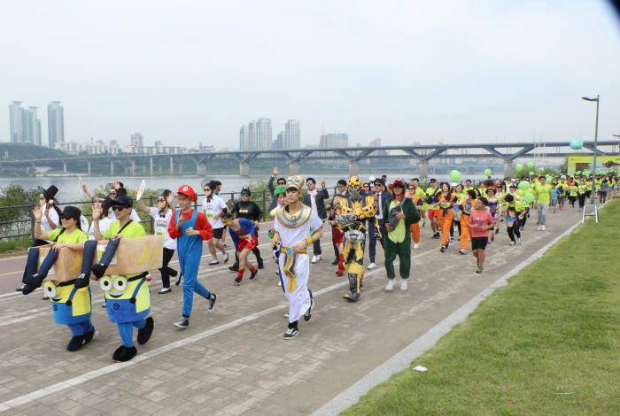 제 2회 롯데 스타일런 마라톤 대회 참가자들이 개성있는 복장으로 달리기를 하고 있다.