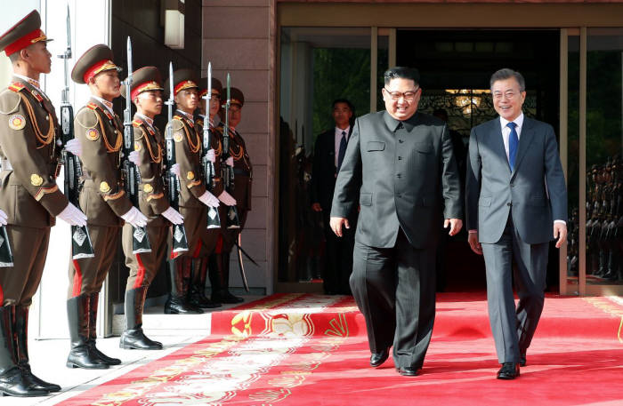 문재인 대통령은 26일 김정은 북한 국무위원장을 만나 북미 정상회담의 성공적 개최를 위해 논의했다.<사진:청와대>