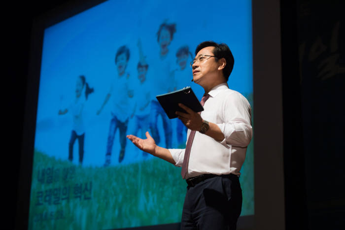 오영식 코레일 사장이 28일 '대한민국의 내일, 국민의 코레일'이라는 새로운 비전을 선포하며, 국민을 위해 존재하는 진정한 공공철도가 되겠다고 밝혔다. 코레일 제공