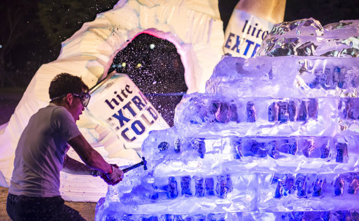 하이트진로는 2017년 6월 센텀맥주축제에서 얼음산에 묻힌 캔 맥주 꺼내기 이벤트를 실시했다.