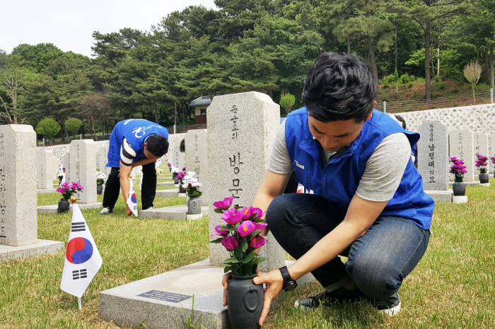 국립서울현충원에서 현대로템 직원들이 봉사활동을 하고 있다. (제공=현대로템)