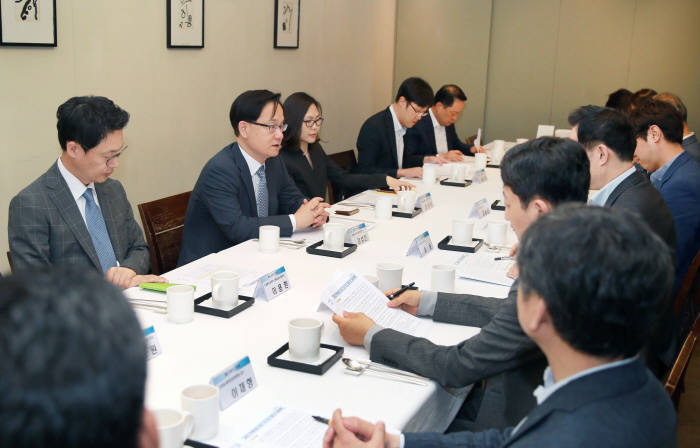 강성천 산업통상자원부 통상차관보(왼쪽서 두번째).