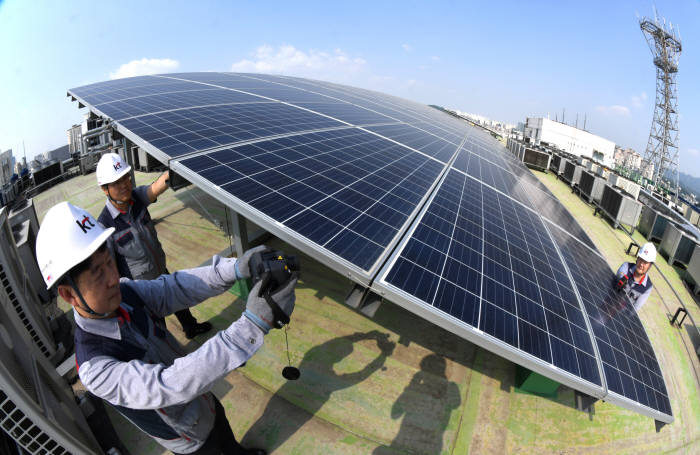 옥상에 태양광 패널 설치하고 전력소비 줄여요
