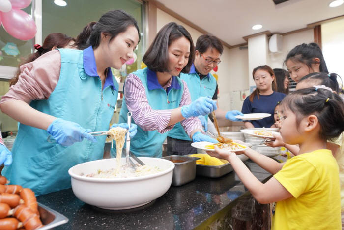 2일 신세계푸드 임직원들이 광주 북구 동림동에 위치한 아동복지시설 애육원을 찾아 식사 나눔 봉사활동을 펼치고 프로야구 관람행사를 진행했다.