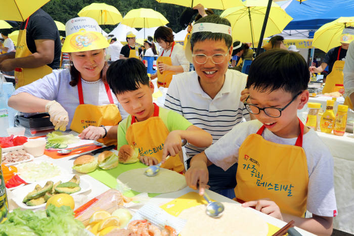 2일, 경기도 과천에 위치한 서울랜드 피크닉장에서 개최된 '재23회 오뚜기 가족요리 페스티발'에서 어린이들이 엄마, 아빠와 함께 요리를 하며 즐거운 시간을 보내고 있다. 이날 행사에 참가한 150팀의 참가가족은 열띤 요리경연을 펼치는 한편, 오뚜기가 출연한 금액과 함께 참가비 전액을 선천성 심장병 어린이 지원을 위해 한국심장재단에 전달했다.