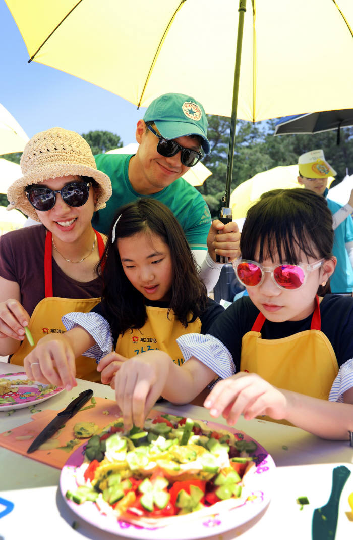 2일, 경기도 과천에 위치한 서울랜드 피크닉장에서 개최된 '재23회 오뚜기 가족요리 페스티발'에서 어린이들이 엄마, 아빠와 함께 요리를 하며 즐거운 시간을 보내고 있다. 이날 행사에 참가한 150팀의 참가가족은 열띤 요리경연을 펼치는 한편, 오뚜기가 출연한 금액과 함께 참가비 전액을 선천성 심장병 어린이 지원을 위해 한국심장재단에 전달했다.