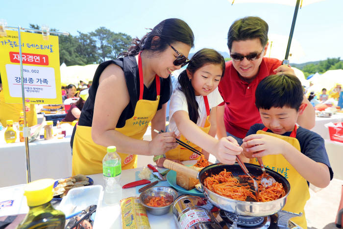 2일, 경기도 과천에 위치한 서울랜드 피크닉장에서 개최된 '재23회 오뚜기 가족요리 페스티발'에서 어린이들이 엄마, 아빠와 함께 요리를 하며 즐거운 시간을 보내고 있다. 이날 행사에 참가한 150팀의 참가가족은 열띤 요리경연을 펼치는 한편, 오뚜기가 출연한 금액과 함께 참가비 전액을 선천성 심장병 어린이 지원을 위해 한국심장재단에 전달했다.