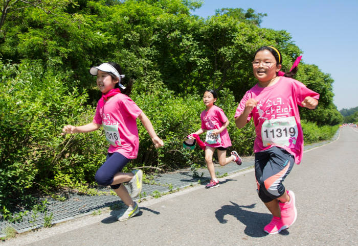 현대해상의 사회공헌프로그램 소녀, 달리다-달리기 축제에서 참가 학생들이 달리기를 하고 있다.