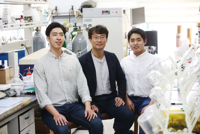 왼쪽부터 김수현 박사과정, 김희탁교수, 최정훈 박사과정