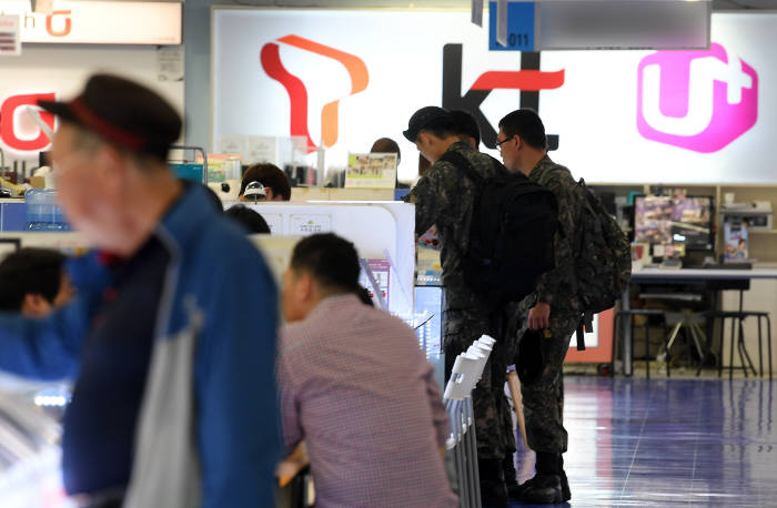 공정거래위원회는 '경쟁제한적 규제개선'의 일환으로 현행 이동통신사 허가제를 등록제로 변경하는 내용의 규제개선 과제를 과학기술정보통신부에 제시했다. 사진은 서울 시내의 한 휴대폰 매장. 이동근기자 foto@etnews.com