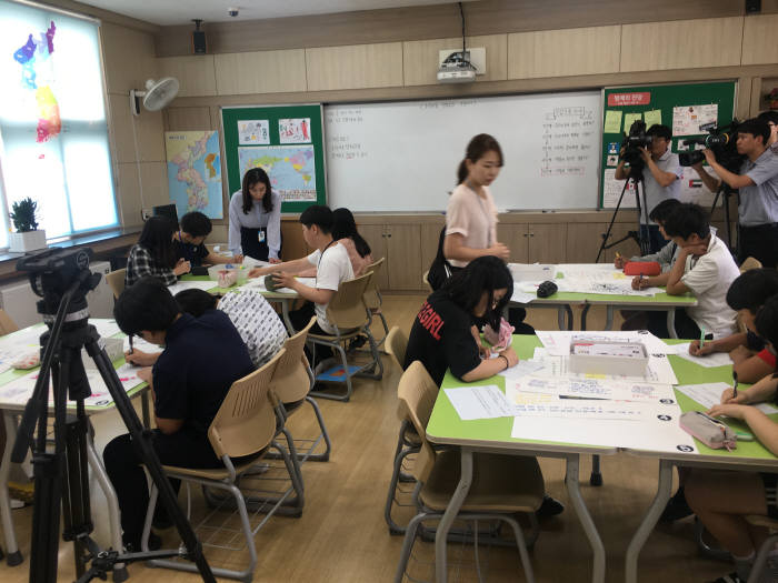 사회교사와 기술교사가 함께 수업을 운영한다. 사진은 삼성중학교의 사회와 기술이 융합된 프로젝트형 수업 모습