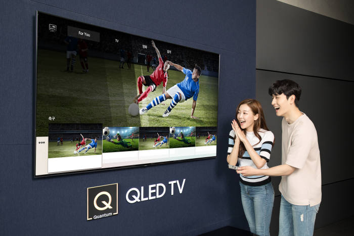 삼성전자 모델이 2018년형 QLED TV의 AI기반 축구 큐레이션 서비스를 통해 축구 경기를 시청하고 있다.