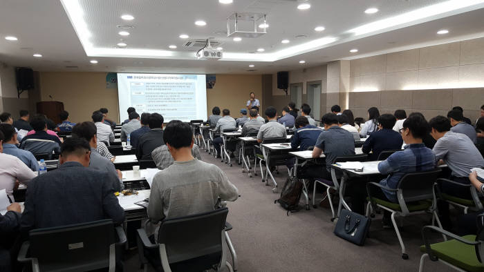 전남테크노파크는 최근 과학기술진흥센터에서 조선업계 관계자 약 90명이 참석한 가운데 '2018년 조선산업 위기대응 기업지원서비스 사업설명회'를 개최했다.