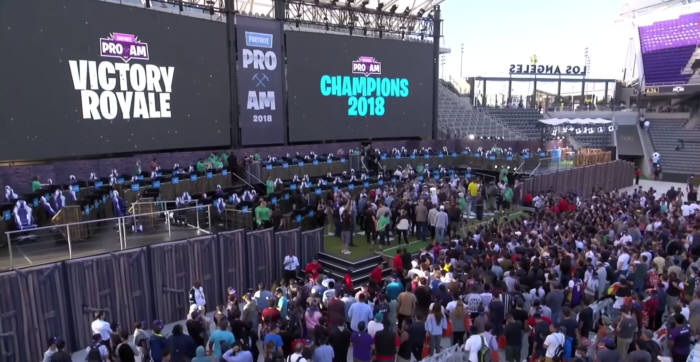 12일(현지시간) 로스앤젤레스 메모리얼 콜로세움에서 열린 포트나이트 자선 기부 대회에 몰린 관람객. 출처: ign 유튜브