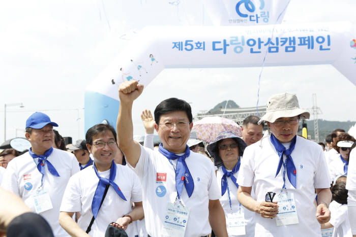 제5회 다링안심캠페인에 참가한 에스원 육현표 사장(가운데), 박상기 법무부 장관(오른쪽)이 나눔걷기에 나서고 있다.(자료:에스원)