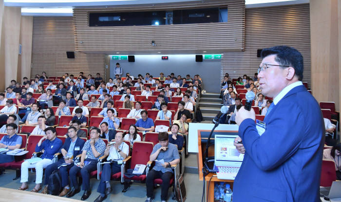 전자신문이 주최한 소재부품 테크위크 2일차 전자부품 세션이 19일 서울 역삼동 포스코 P&S타워에서 열렸다. 강충석 코오롱인더스트리 상무가 '폴더블 핵심기술: 커버윈도 소재 투명PI'를 주제로 발표하고 있다. 박지호기자 jihopress@etnews.com