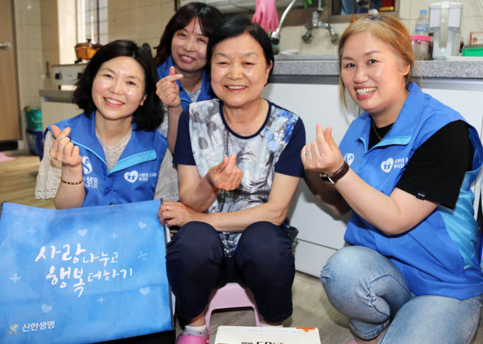 설계사들이 서울 용산에 거주하는 독거어르신께 여름나기 물품이 담긴 '행복 바구니'를 전달했다.