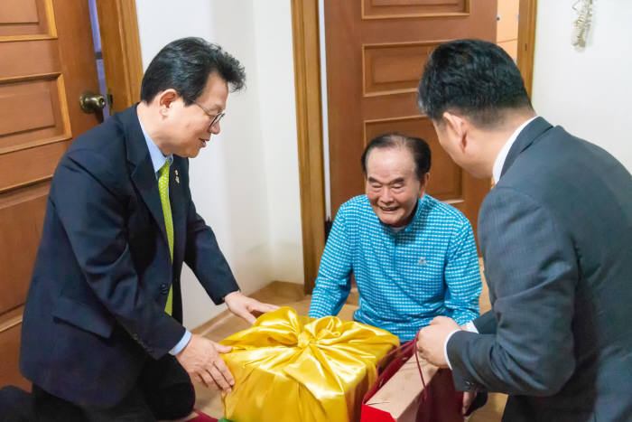 김광수 NH농협금융지주 회장(왼쪽)이 21일 용산구 소재 6·25참전 국가유공자 가구를 찾아 위로의 마음을 전했다.