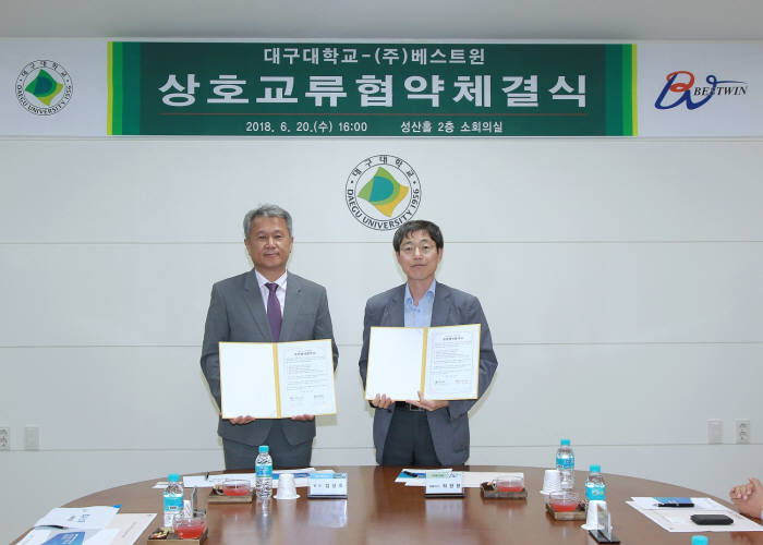 김상호 대구대 총장(왼쪽)과 하헌환 베스트윈 대표가 반도체분야 인력양성 협력협약을 맺은뒤 기념촬영한 모습.