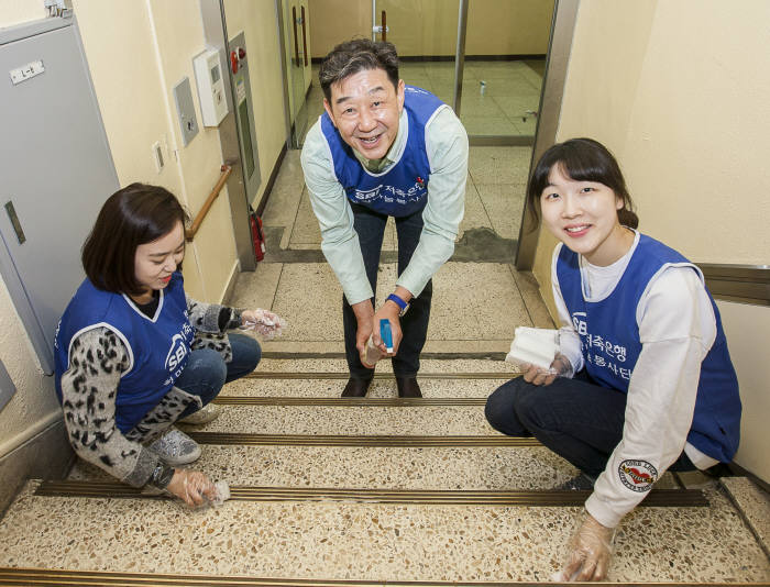 임진구 SBI저축은행 대표(가운데)와 SBI희망나눔봉사단이 서울 용산구 영락보린원을 방문해 아이들에게 필요한 물품을 기증했다.