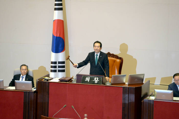 꽉 막혔던 국회...정상화 시동, 관건은 원 구성 속도