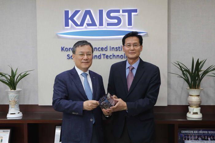 신성철 KAIST 총장(왼쪽)과 서해규 AST 홀딩스 대표.