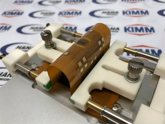 3차원 플렉서블 반도체 패키징 기술을 적용한 반도체 패키지. 반경 10㎜로 굽히고 피기를 1만 번이상 반복해도 파손 없이 성능을 유지한다.